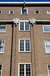 Gevel met strook van het trappenhuis, linker blok.
<br/>
Gert-Jan Lobbes, 2020